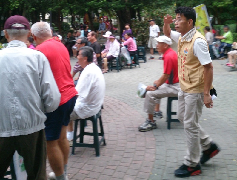 楊定國問政說明茶餅會  重現解嚴前政治活動場景