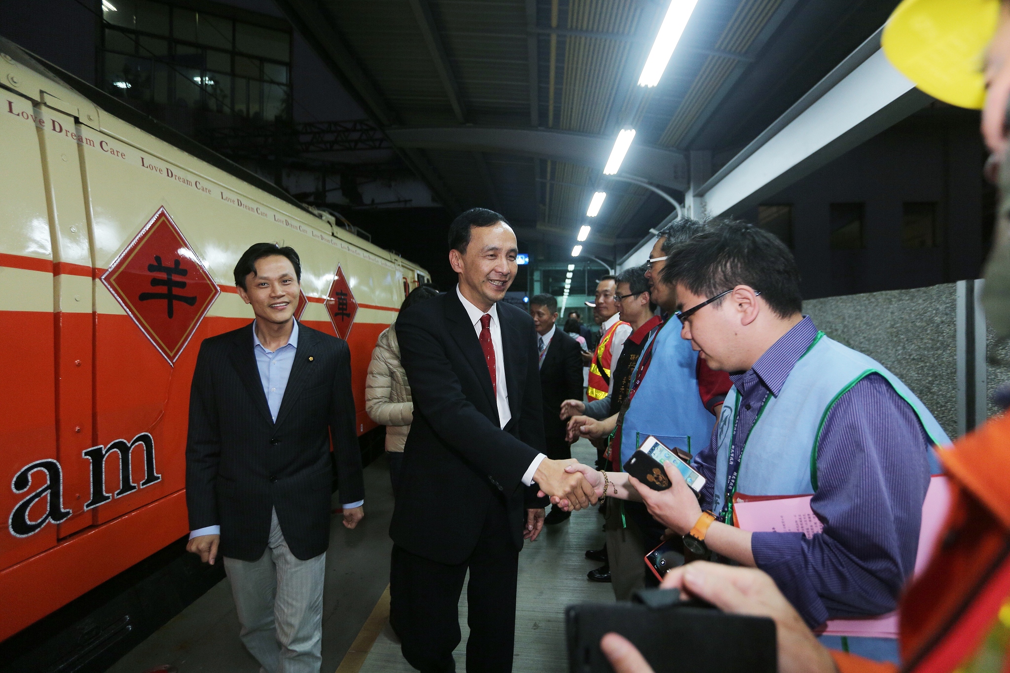 朱立倫市長與台鐵共同點燈啟動「希望飛羊」列車