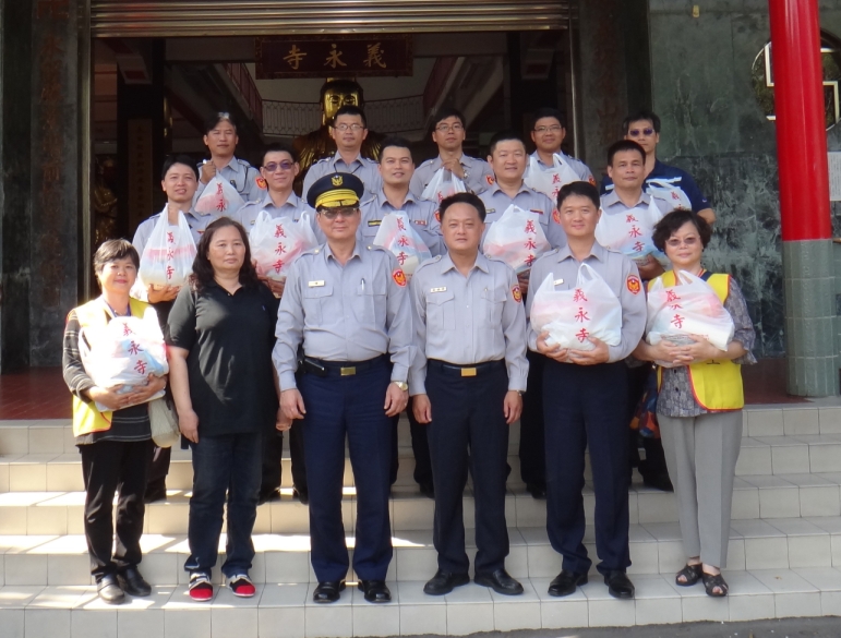 三民警二分局結合義永寺關懷獨居長輩及弱勢家庭