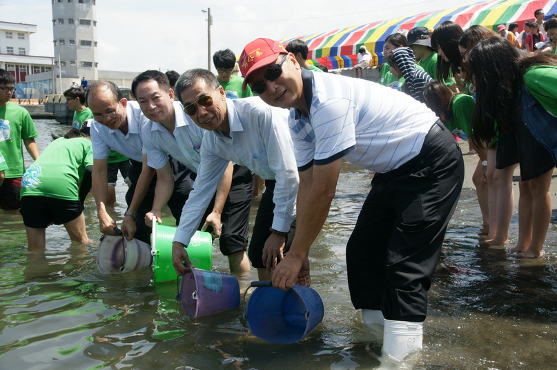 中油煉製事業部執行長李順欽參與欽海水魚苗放流