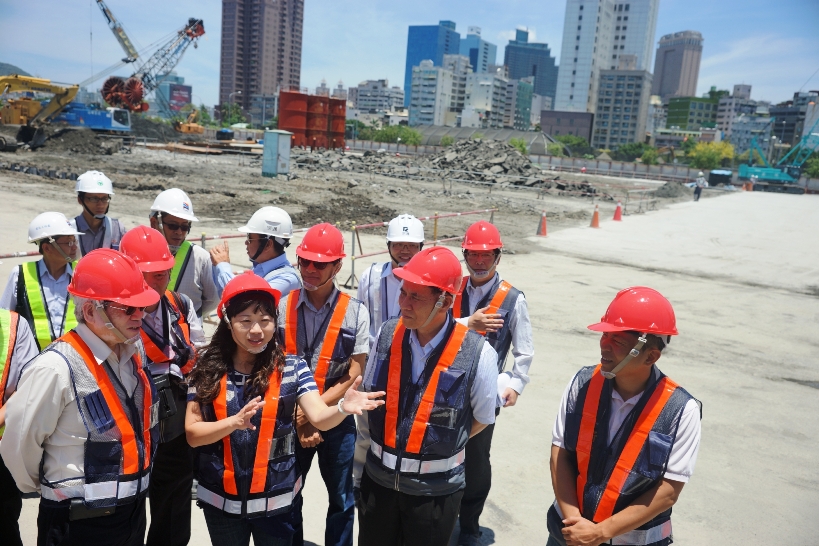 江玲君查看中央推動的高雄港埠旅運中心工程 營造國家新海運門戶
