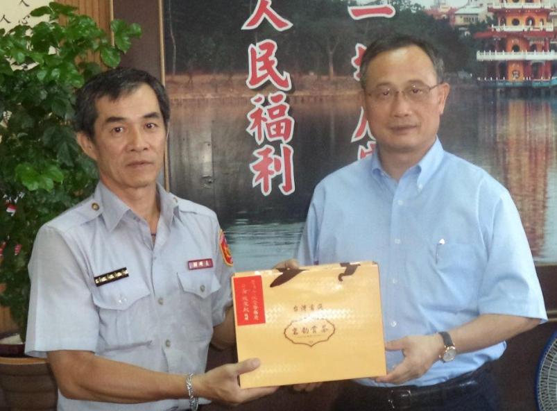 左營分局警護童有功 局長陳家欽親頒破案茶