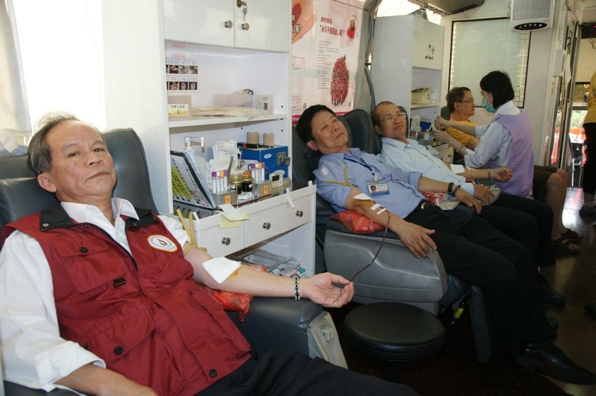 中油煉製事業部執行長吳清陽帶領主管、員工、眷屬熱情捐血