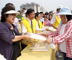 晉禾公司楠梓發放白米  高雄市長陳菊：地方企業典範