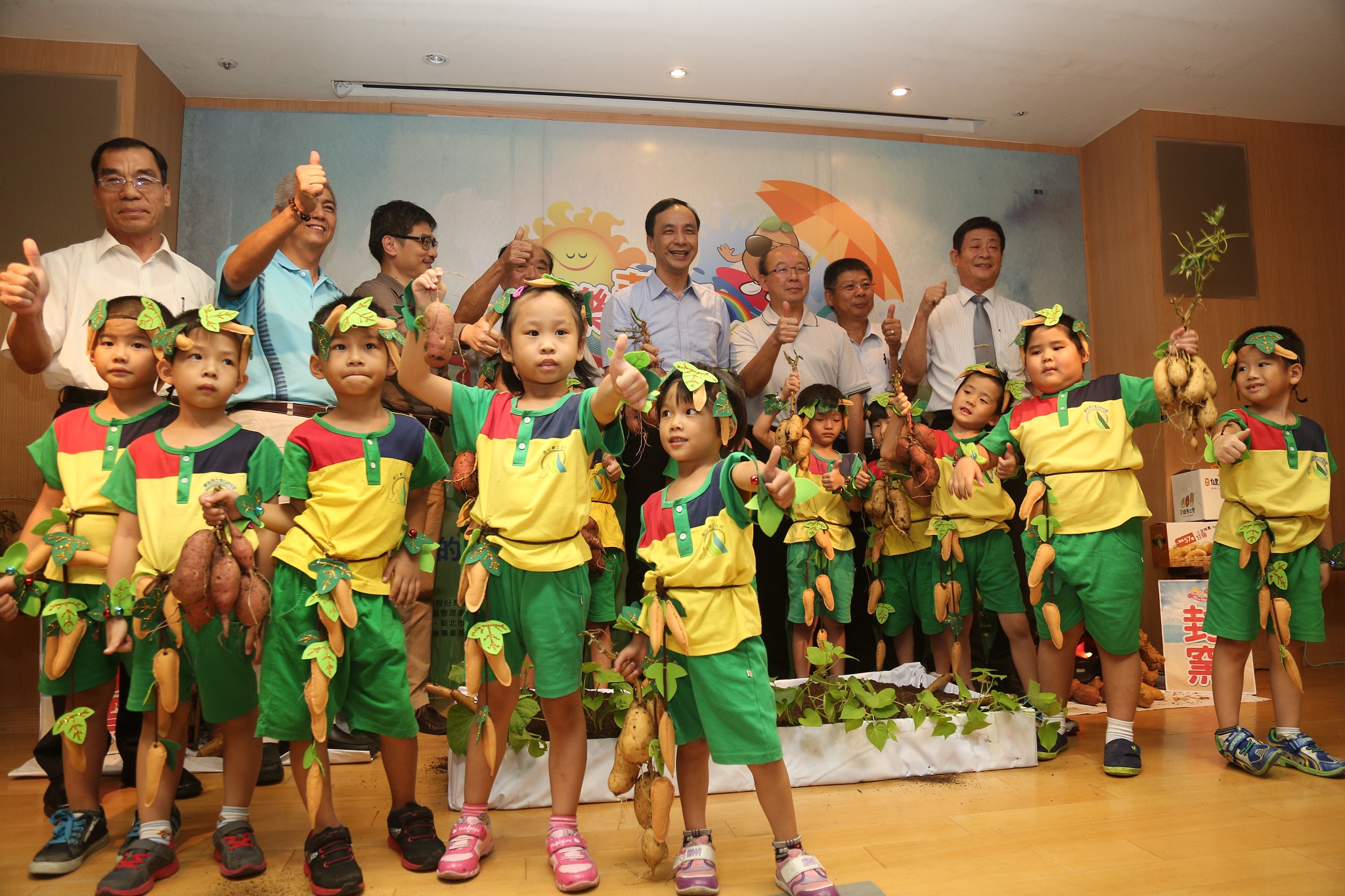 新北甘藷節 朱立倫邀大家一起焢窯趣