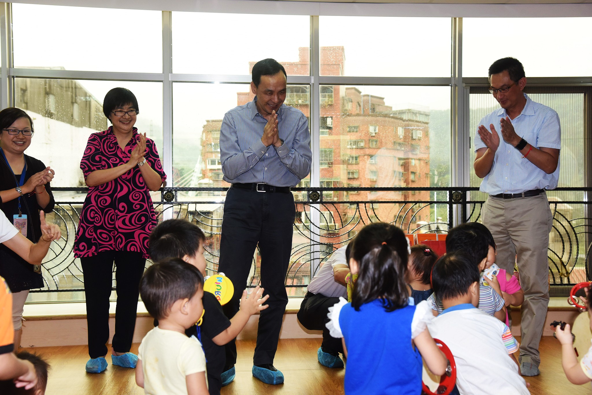 104年中秋節慰問 朱立倫與長者唱歌同樂