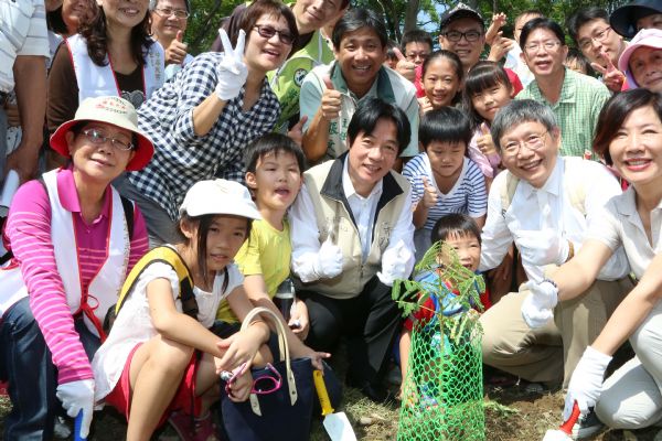 許台南運河一個緋色天空 賴清德市長與老樹團體種下鳳凰花小樹苗