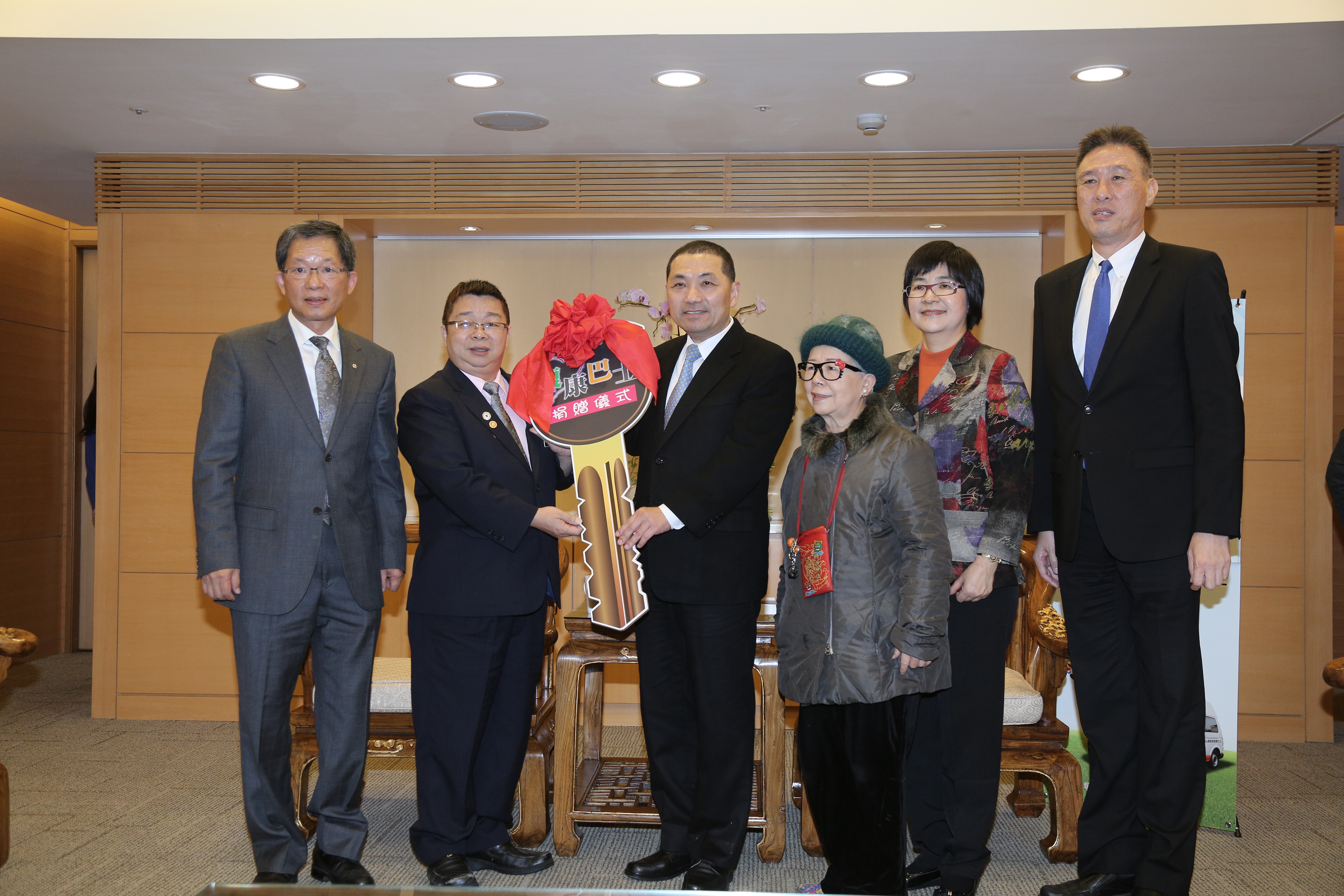 愛心無限　新東扶輪社再度捐贈2輛新北復康巴士