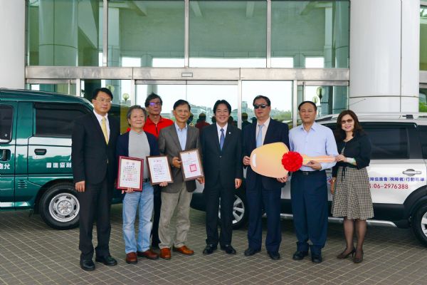 響應「公益向善」理念 允德實業再捐兩輛復康巴士