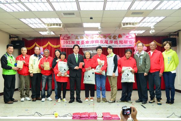 臺南市街友尾牙感恩餐會 賴清德市長與街友溫馨圍爐