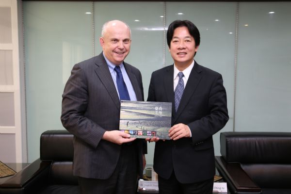美國在臺協會華盛頓總部執行理事唐若文拜會賴清德市長