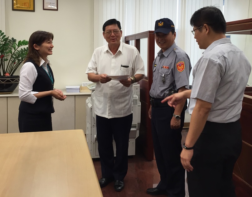 三民第二分局長李世昌率隊長、所長至金融機構及超商宣導反詐騙