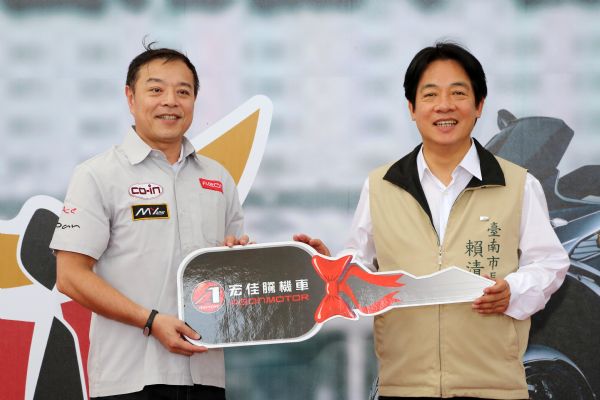 宏佳騰捐贈大型重機車 增添警察執法利器