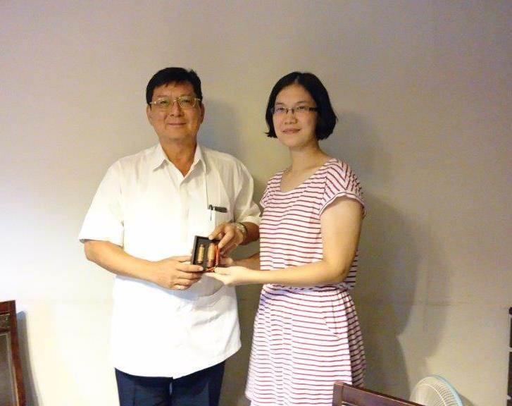 三民二分局長李世昌頒紀念品 祝賀外事女警許瓊文考上警大研究所