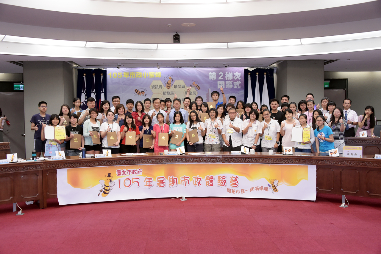 柯文哲出席「嗡嗡嗡市政小蜜蜂」小小市政會議 學員犀利提問