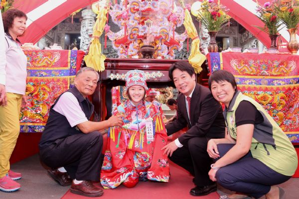 臺南「做十六歲」人氣紅不讓 鑽鳥母亭、祈求平安 獨一無二