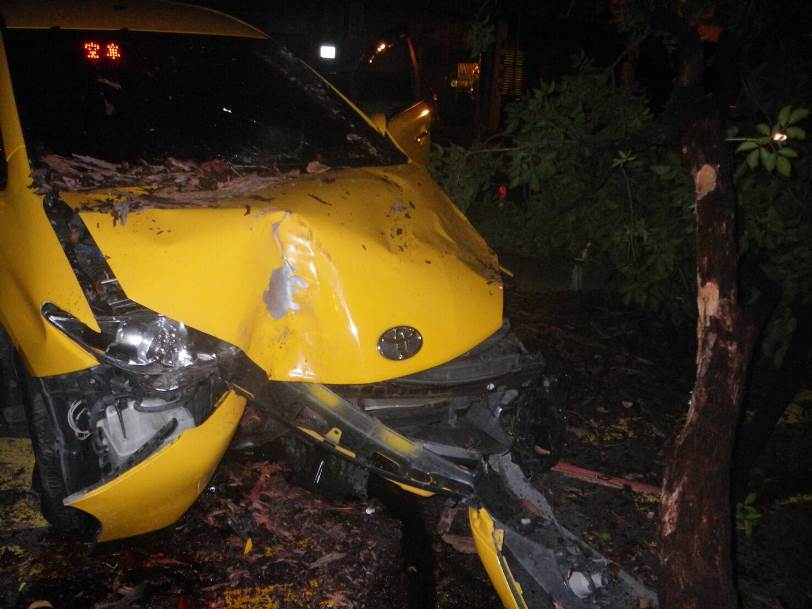 三民警二分局交通隊：為閃避車輛 計程車撞斷安全島路樹