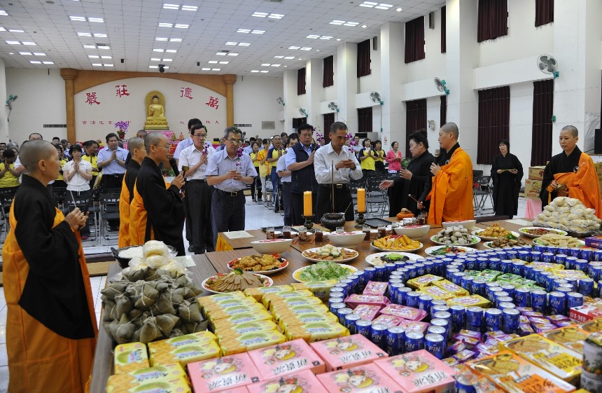 中油大林煉油廠請佛光山慧印法師主持祈福法會為社區及公司消災祈福