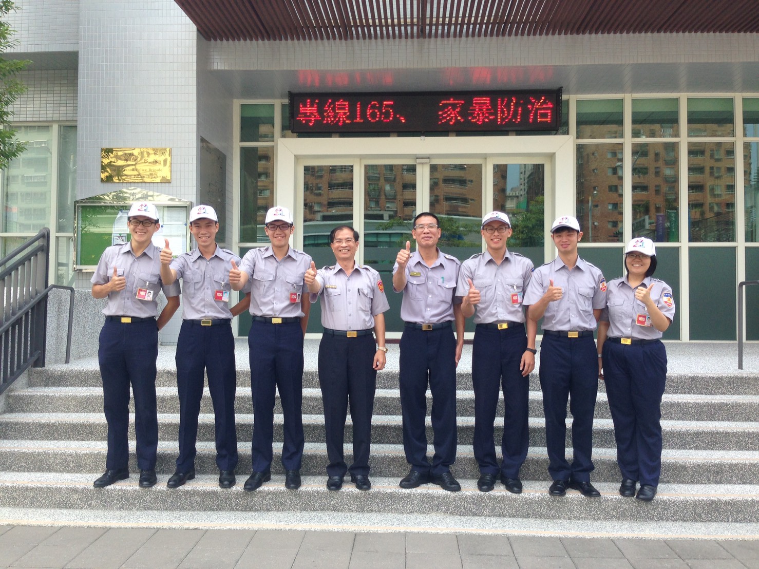 警大生實習結束 左營警分局長贈分局設計LOGO帽留念