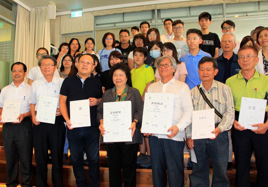 作家李敏勇送家鄉新作 市長陳菊：繼續努力書香城市的美夢