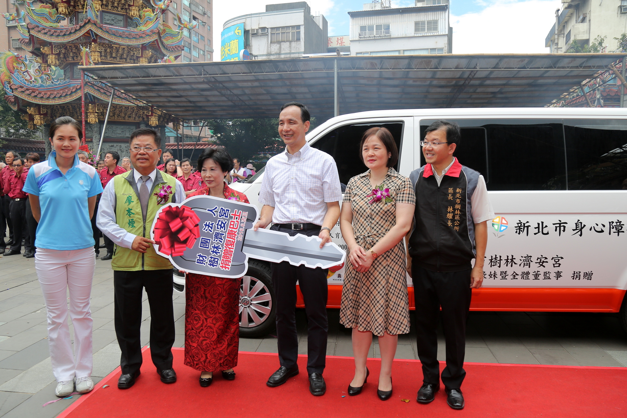 濟安宮捐贈復康巴士 朱立倫：希望社會持續幫助弱勢