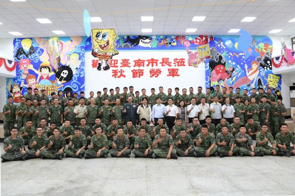 賴清德市長慰勞陸軍五四工兵群官兵 提前祝賀秋節愉快