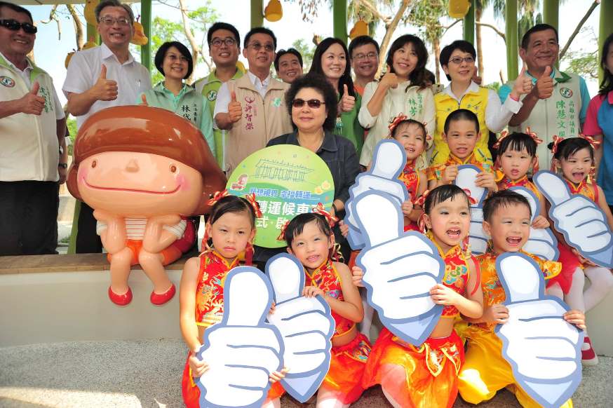 高雄市長陳菊：健全公共運輸網 鳥松轉運候車亭啟用