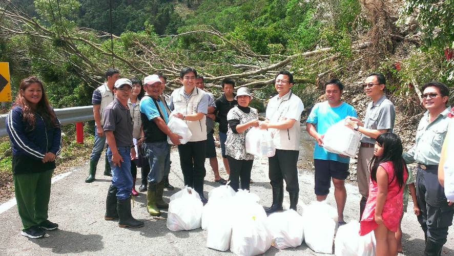 行政院南部中心執行長黃義佑苦民所苦 赴桃源區捐贈物資予受困災民應急