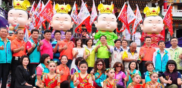 民政局副局長駱邦吉、區長陳盈秀、三鳳宮常務董事林有道合力啟動儀式