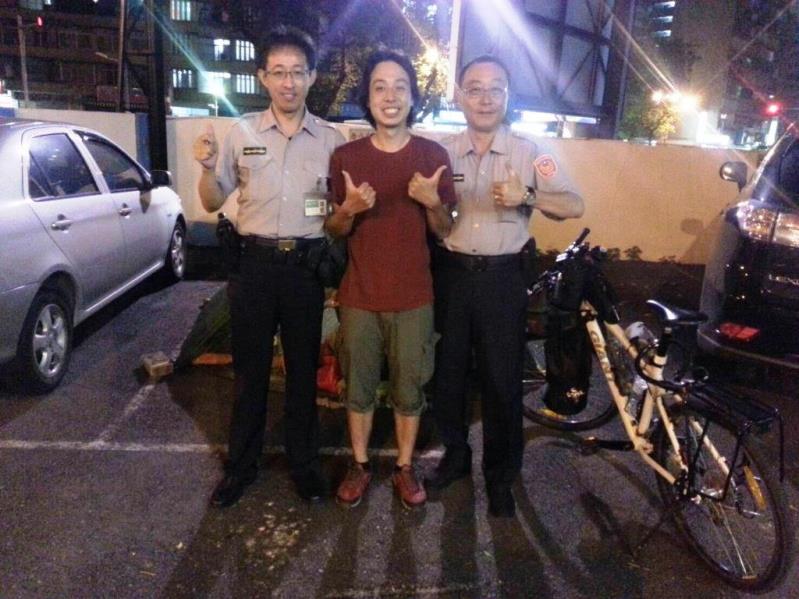 港客自行車環島 左營分局啟文派出所警助搭帳棚落腳