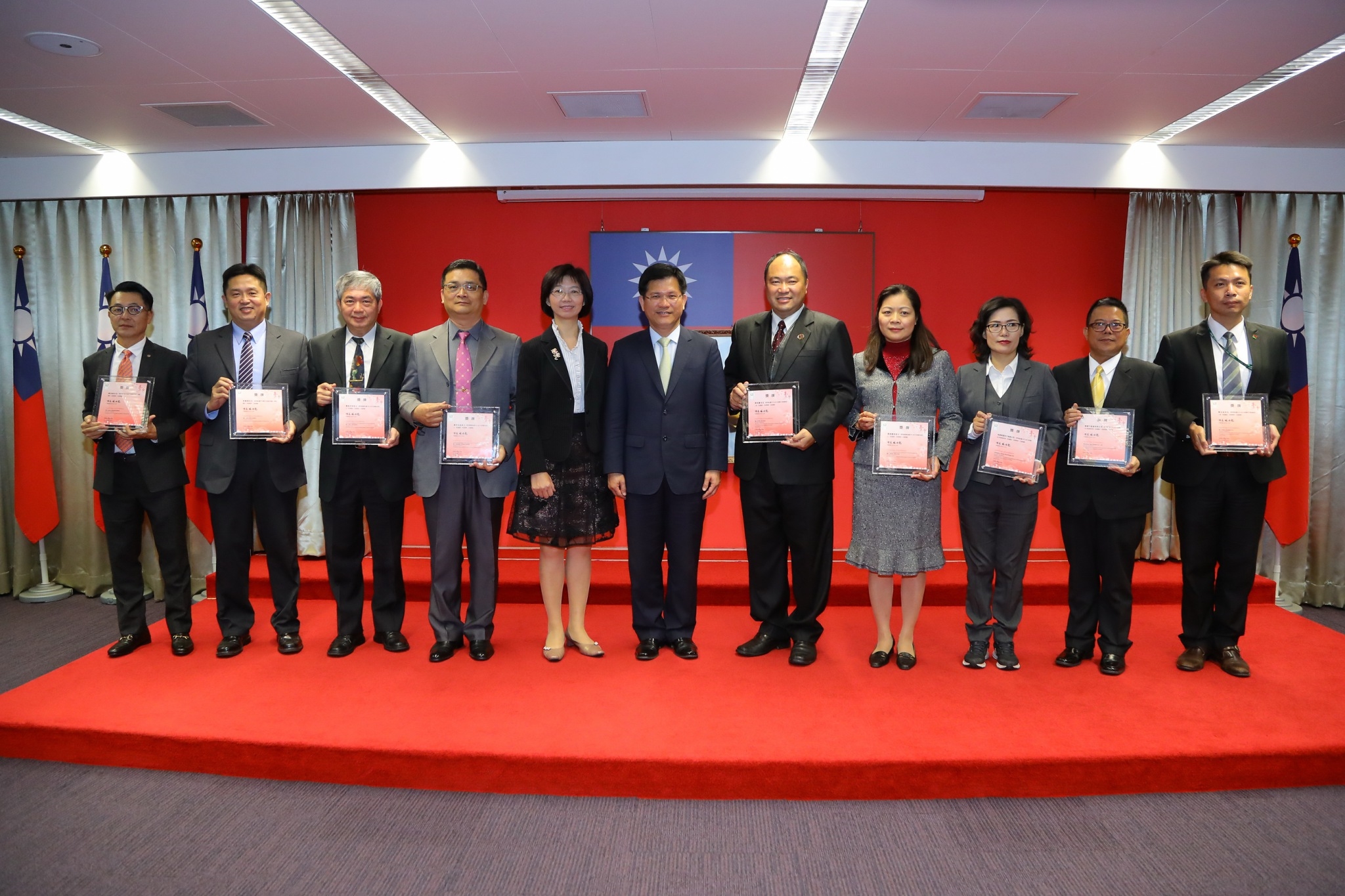 林佳龍市長親自頒獎表揚台中市優良不動產從業人員