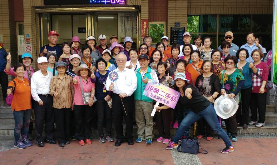 高市衛生局長黃志中帶領拒菸戰士吉祥物社區健康觀摩及無菸環境宣導