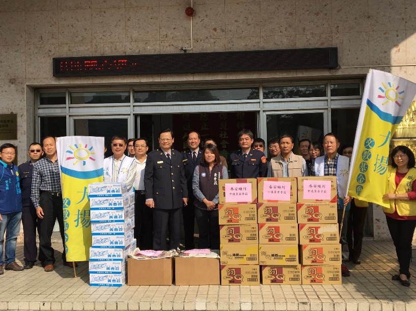 春節期間安全維護工作員警辛勞 高市議員黃香菽慰訪三民譬二分局