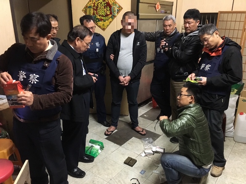 岡山警分局搜索職業大賭場 查獲手槍及百餘發子彈