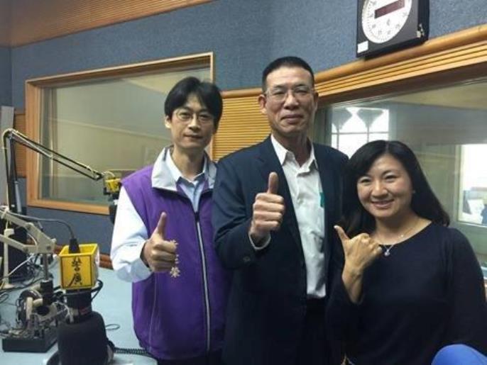 左營分局長、偵查隊長 春節宣導與民空中相見