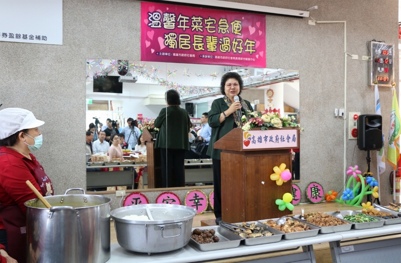 高雄市長陳菊慰訪獨居長輩並致贈年菜  祝福長輩健康呷百二