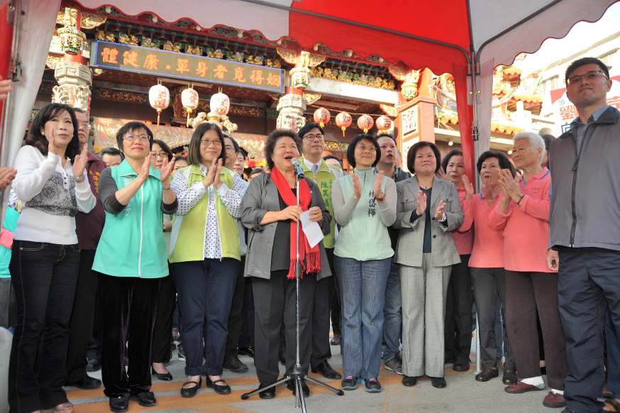 高雄市長陳菊高雄關帝廟、大港保安宮參香發紅包 祈求國泰民安