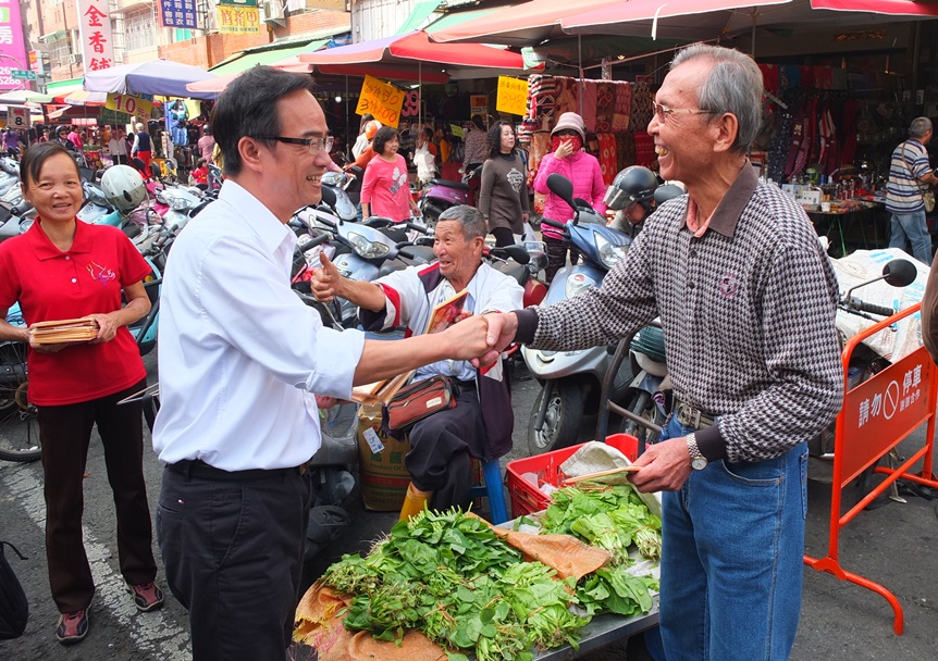 立法委員李昆澤市場拜早年 向鄉親報告問政成績傾聽基層聲音