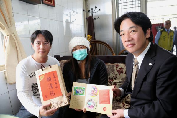 連晃汶夫婦讓愛延續 賴清德市長探視頒發生育獎勵金