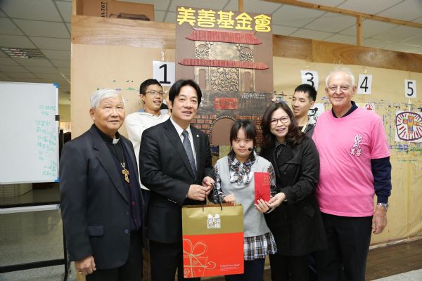 歲末關懷不間斷 賴清德市長訪崇美小作所 喜迎春門