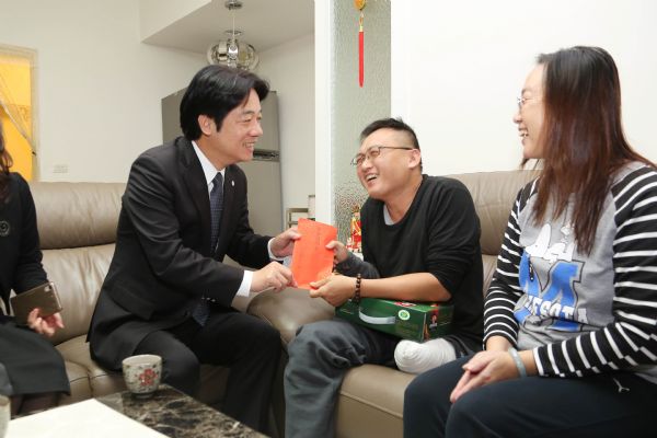 農曆年前探視李宗典、洪家益 賴清德市長：他們的笑容就是最大安慰