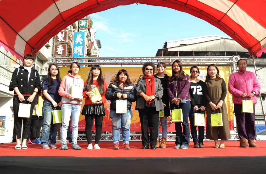 高雄市長陳菊鼓勵年輕人早生貴子 贈金鏟子祝好「孕」