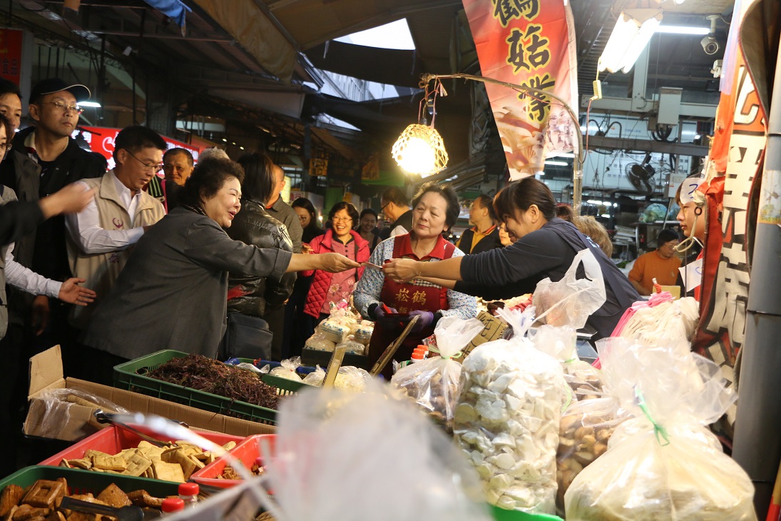 高雄市長陳菊訪鳳山果菜市場 了解春節批發市場交易情形