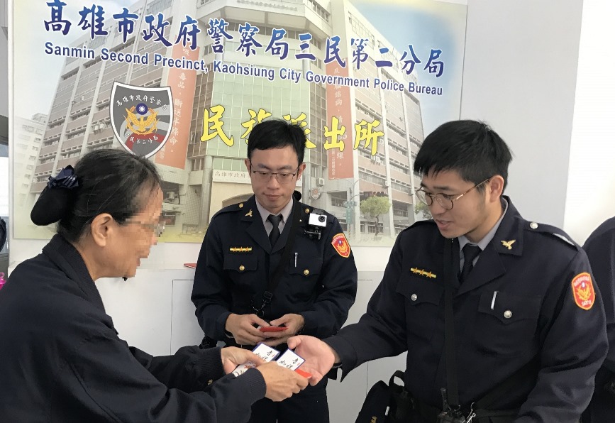 慈濟師兄姐赴三民二分局民族派出所慰問員警辛勞