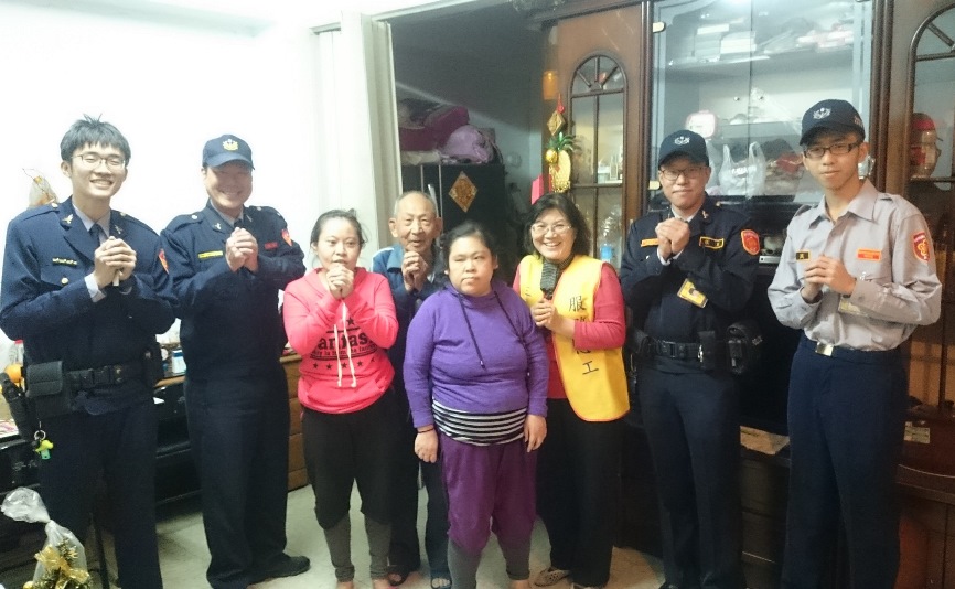 三民警二分局覺民所長關懷轄區弱勢 寒冬中送暖贈物資