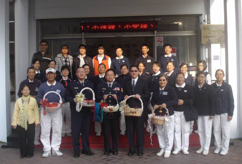 慈濟師兄姊們一行人前往岡山警分局慰問 祝福大家幸福平安