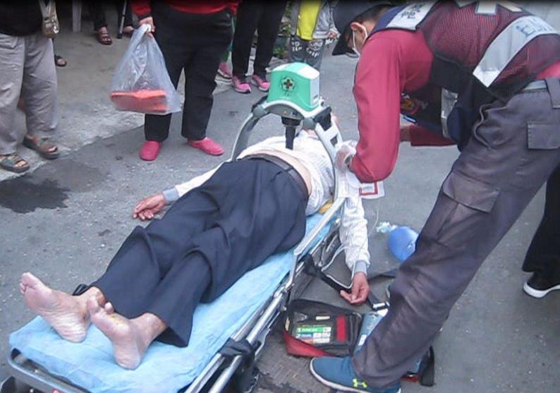 岡山分局橋頭分駐所所長邱善明目擊老翁昏倒 立即實施心肺復甦術救命