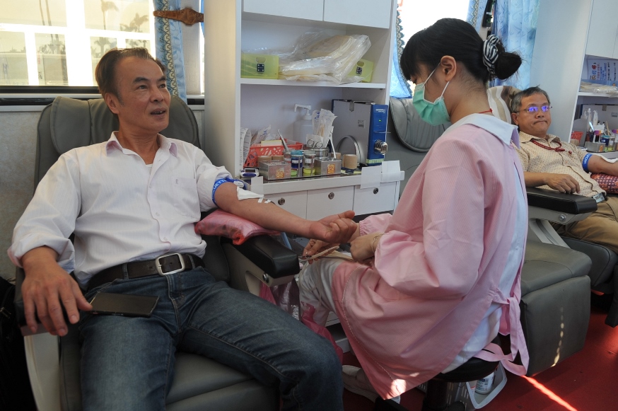 中油煉製事業部舉辦公益捐血 同仁、眷屬挽袖獻愛心