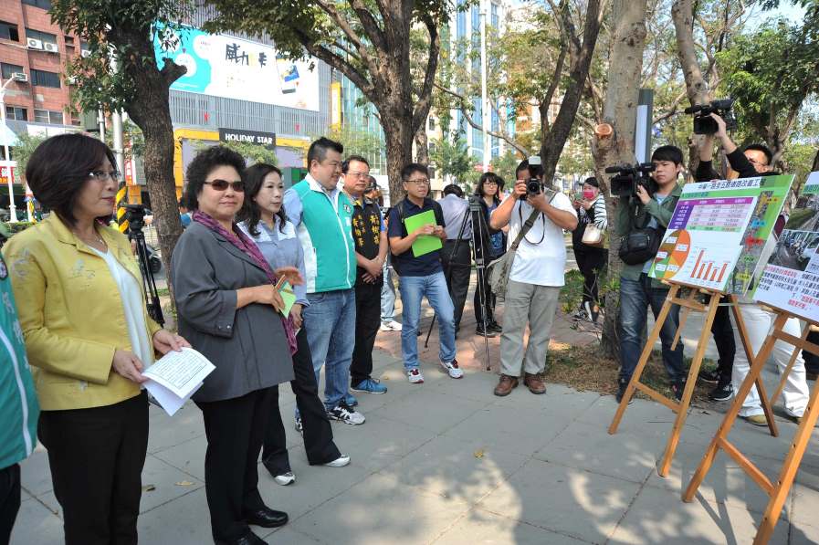 高雄市長陳菊赴中華路與五福路交叉路口視察 將全面進行刨鋪改善