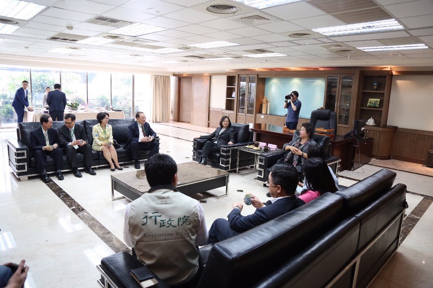 總統府南部辦公室啟用 總統蔡英文南下歡喜入厝 市長陳菊：平衡南北資源